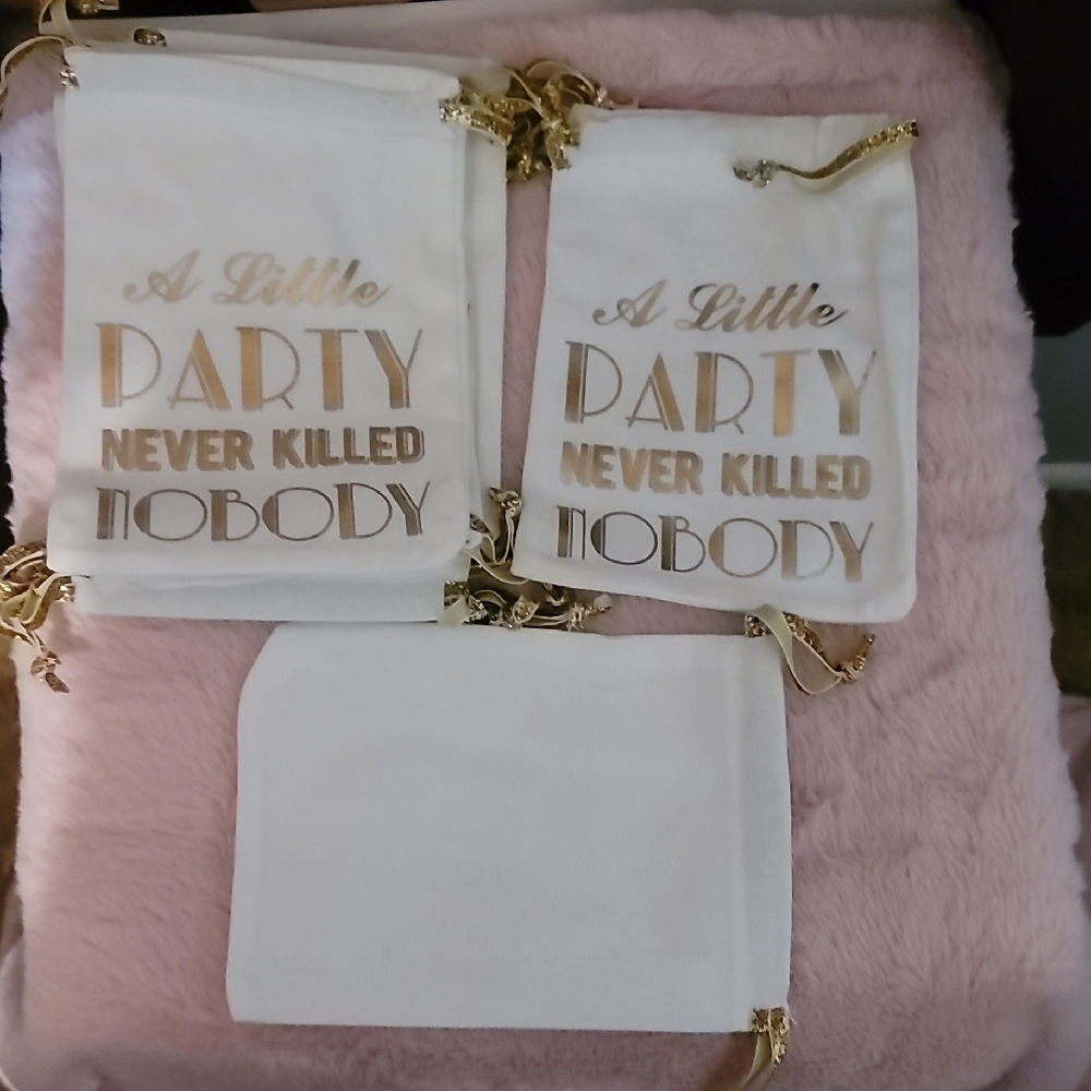 Each Set 10 White and Gold Party Bags For 20.00 Dlls.
